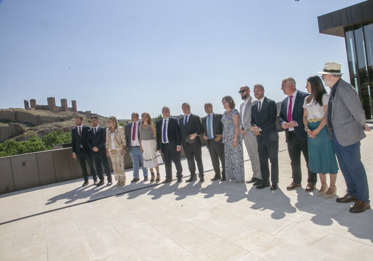 Las autoridades posan en el nuevo Parador de Molina de Aragón, con el castillo al fondo