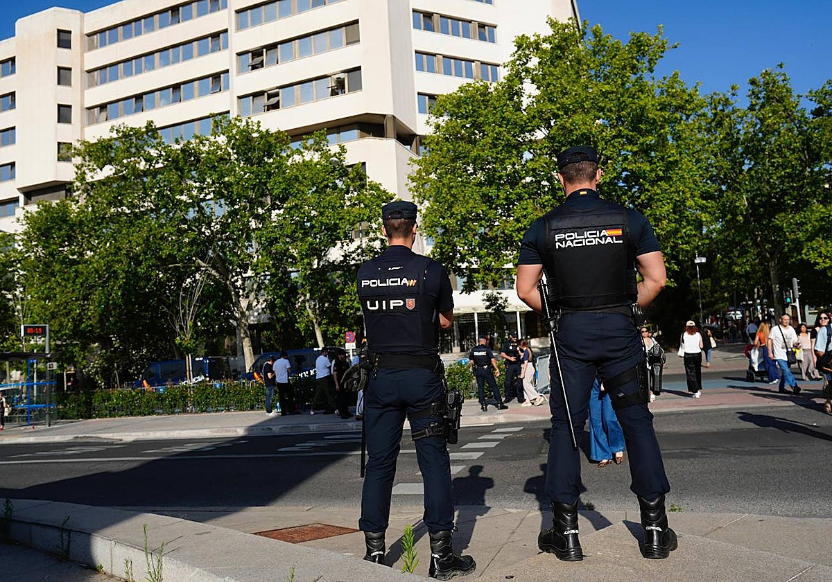 Policías frente al Juzgado de Instrucción número 41 de Madrid, donde declara Begoña Gómez