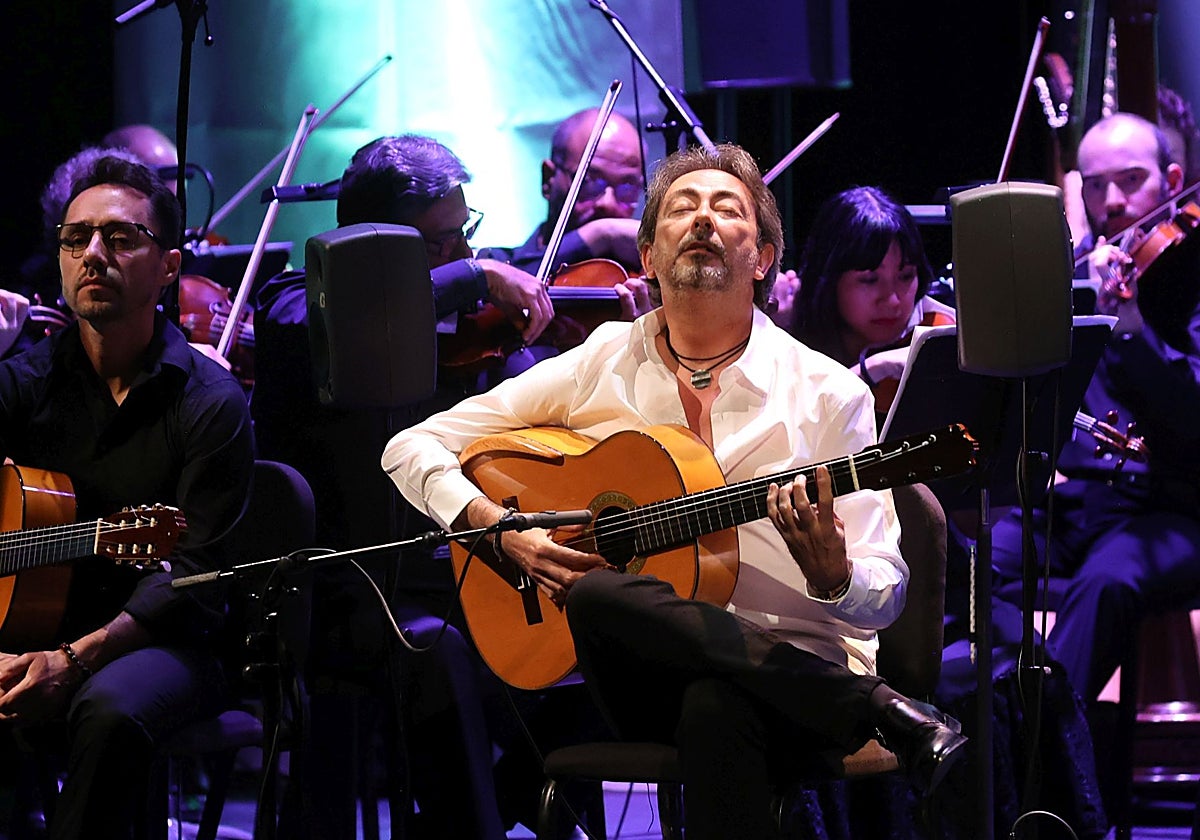 José Antonio Rodríguez y la Orquesta de Córdoba, durante el concierto