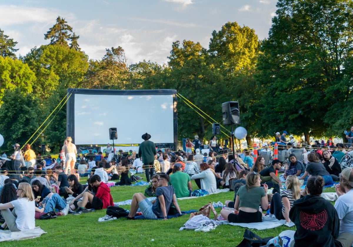 Jóvenes disfrutan de una tarde en el parque