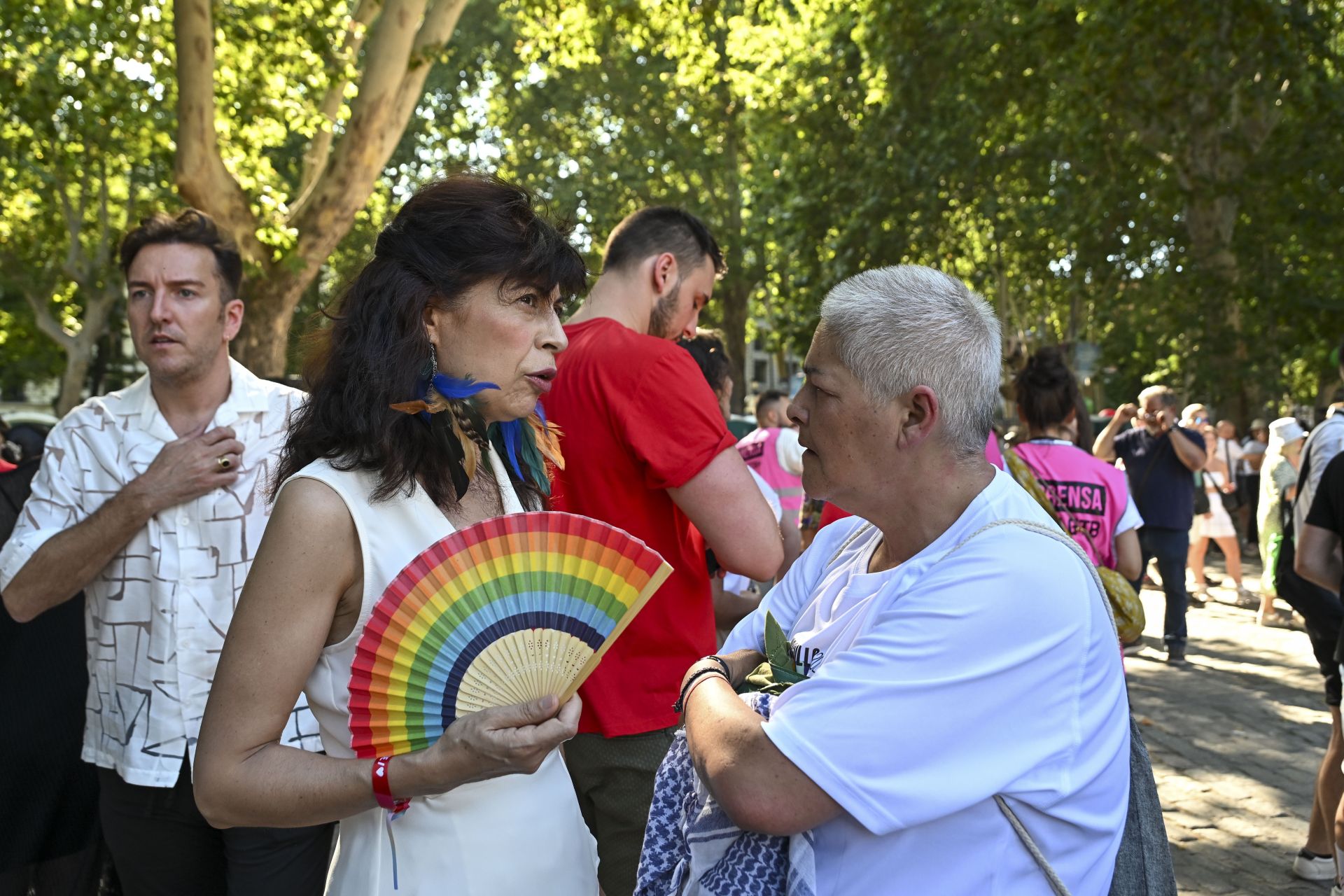 La ministra de Igualdad, Ana Redondo (i), y la presidenta de FELGTBI+, Uge Sangil, antes de que diera comienzo la manifestación del Orgullo