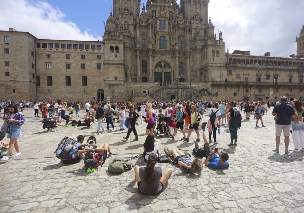 Peregrinos y turistas frente a la Catedral de Santiago, en la Plaza del Obradoiro, el verano pasado