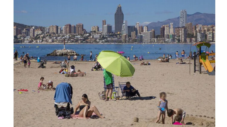 Turistas en la Playa de Poniente de Benidorm