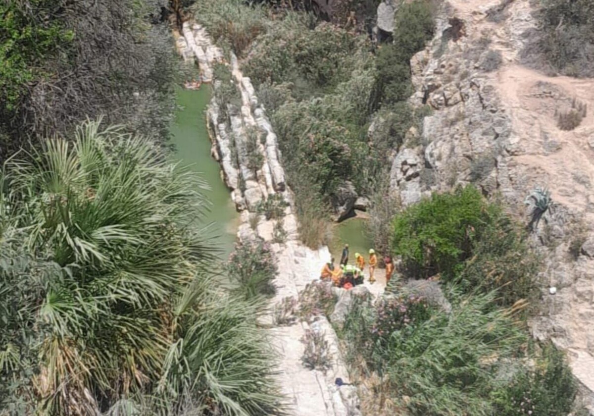 Imagen de la actuación de los equipos de emergencia este sábado en una zona de baño de Bolbaite (Valencia)