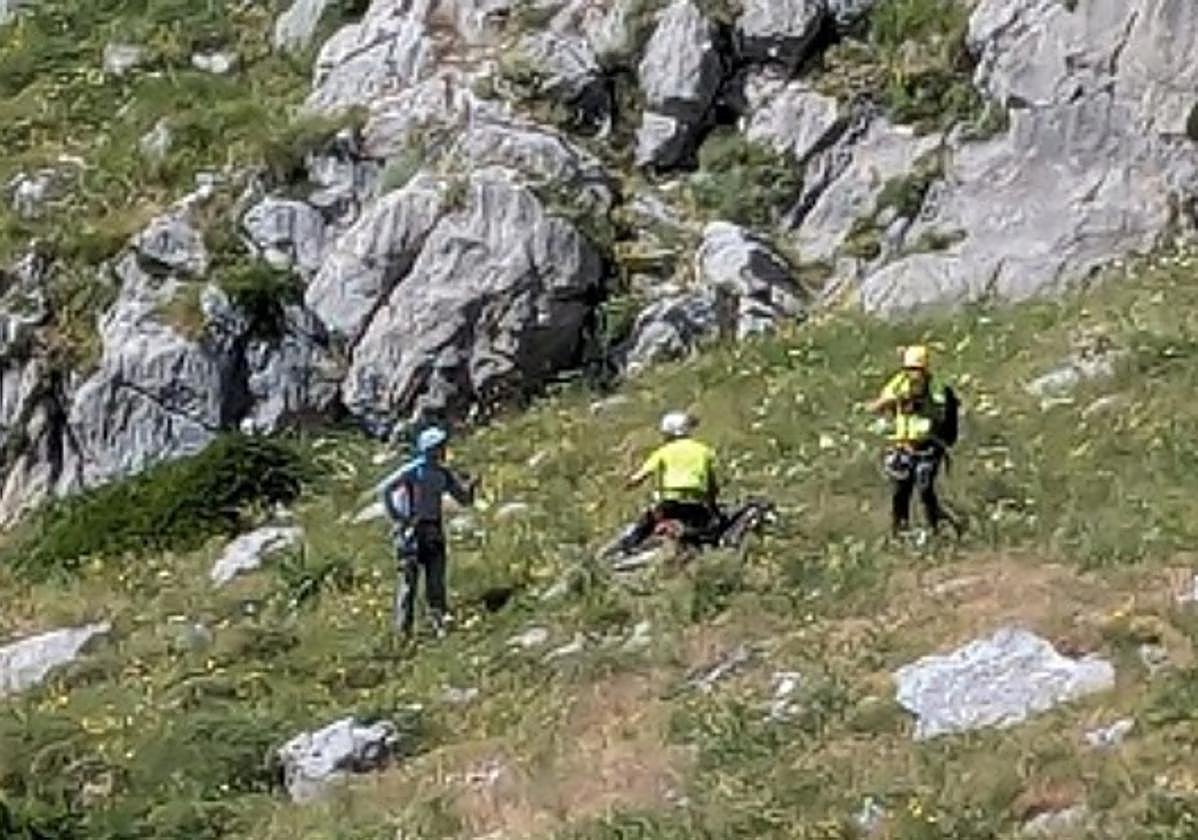 Rescate de uno de los montañeros accidentado en León