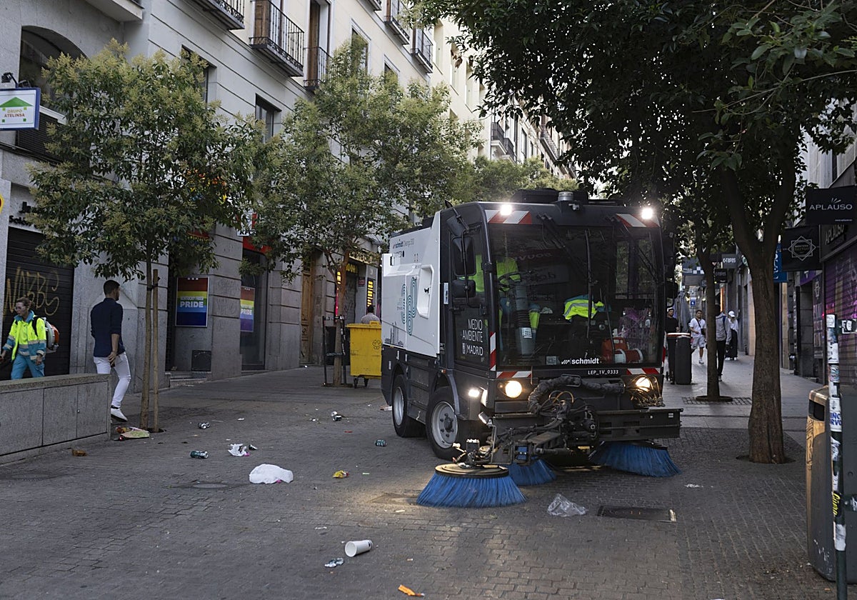 Los servicios de limpieza retiran residuos esta mañana en el barrio de Chueca