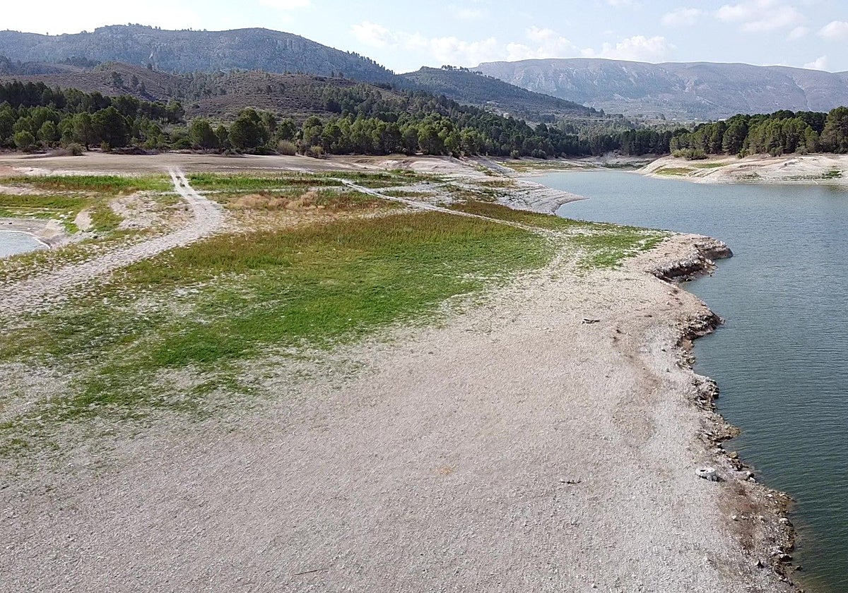 Aspecto del embalse de Beniarrés, en Alicante