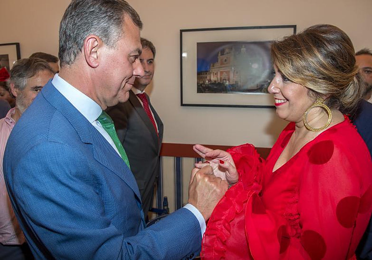 José Luis Sanz saluda a Susana Díaz en la Feria de Sevilla en 2019
