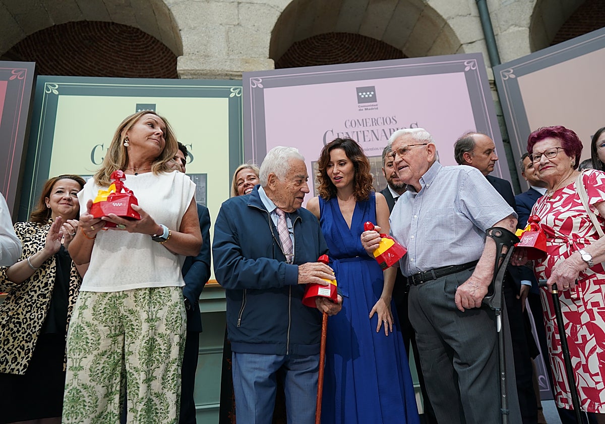 Ayuso entrega a las 'meninas' a los comercios centenarios