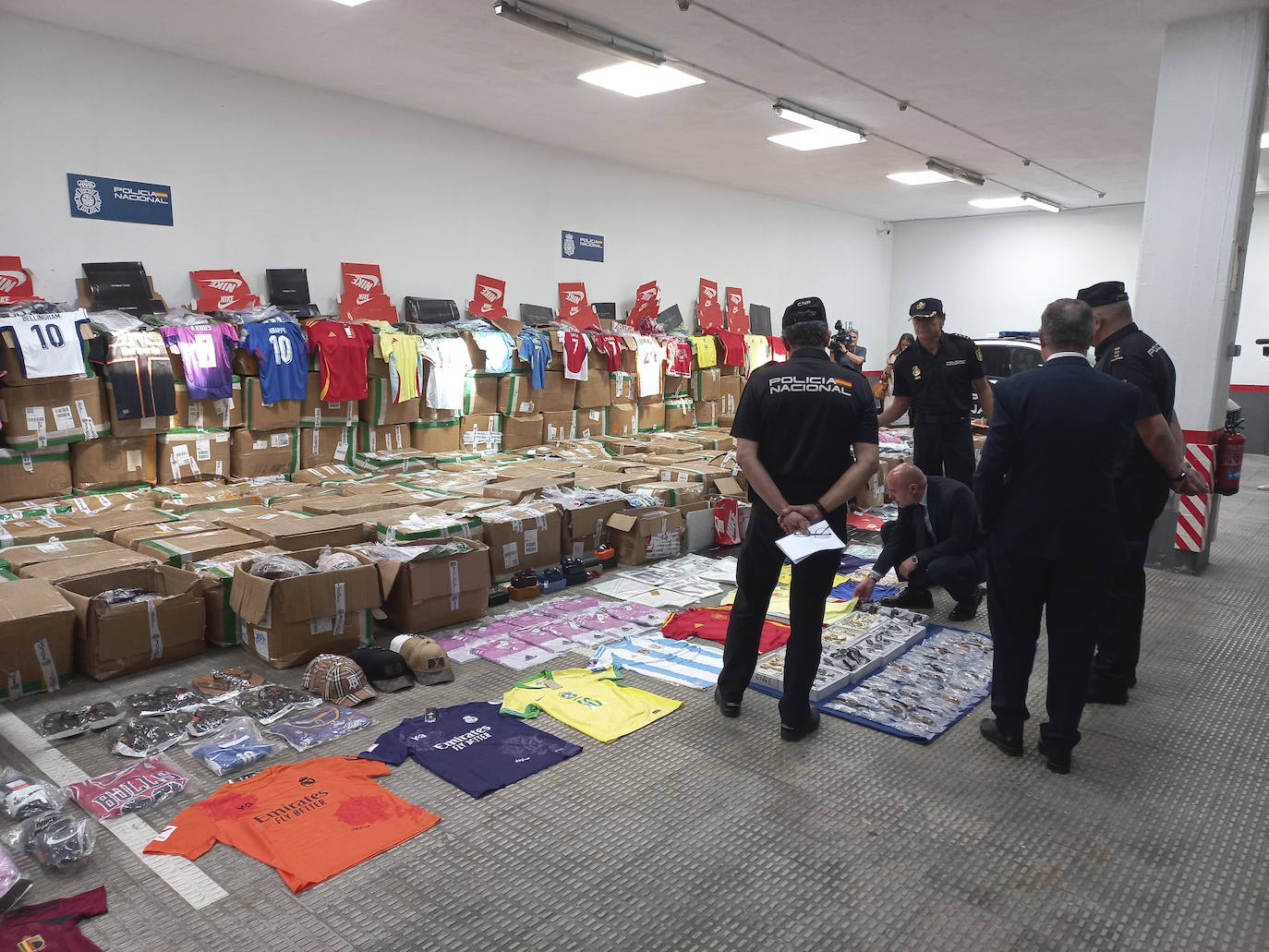 Spanish Civil Guard Seizes 840 Counterfeit Basketball Jerseys in Segovia Spanish Civil Guard Seizes 840 Counterfeit Basketball Jerseys in Segovia