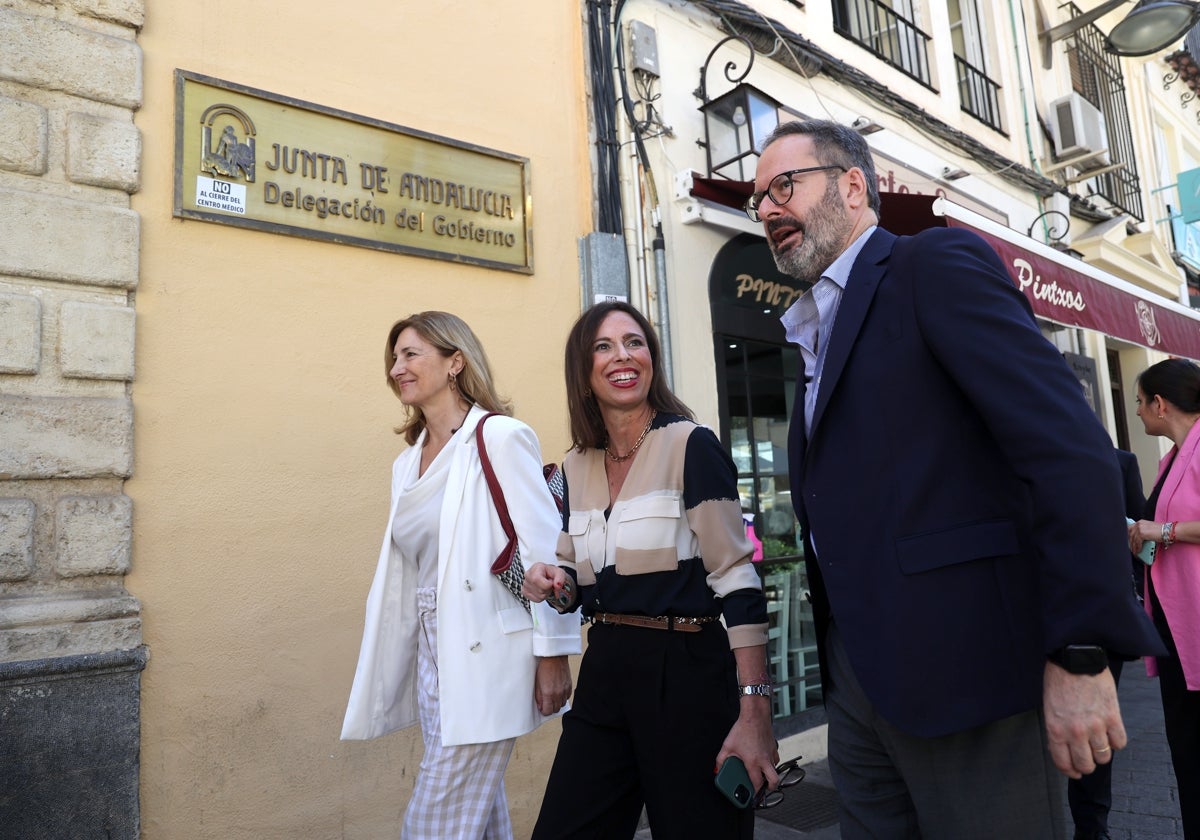 La consejera de Fomento de la Junta, Rocío Díaz, en el centro, este lunes en Córdoba