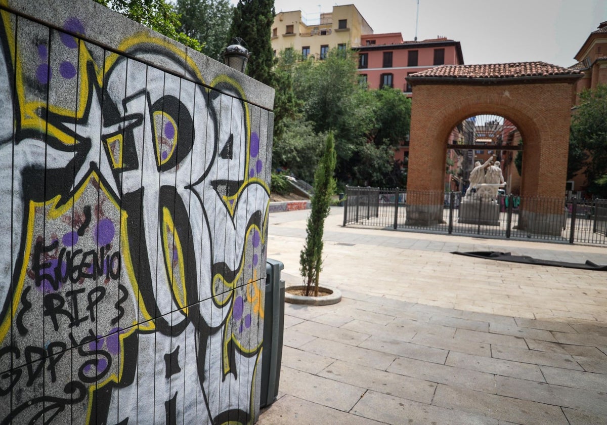 Uno de los muros grafiteados en la plaza del Dos de Mayo