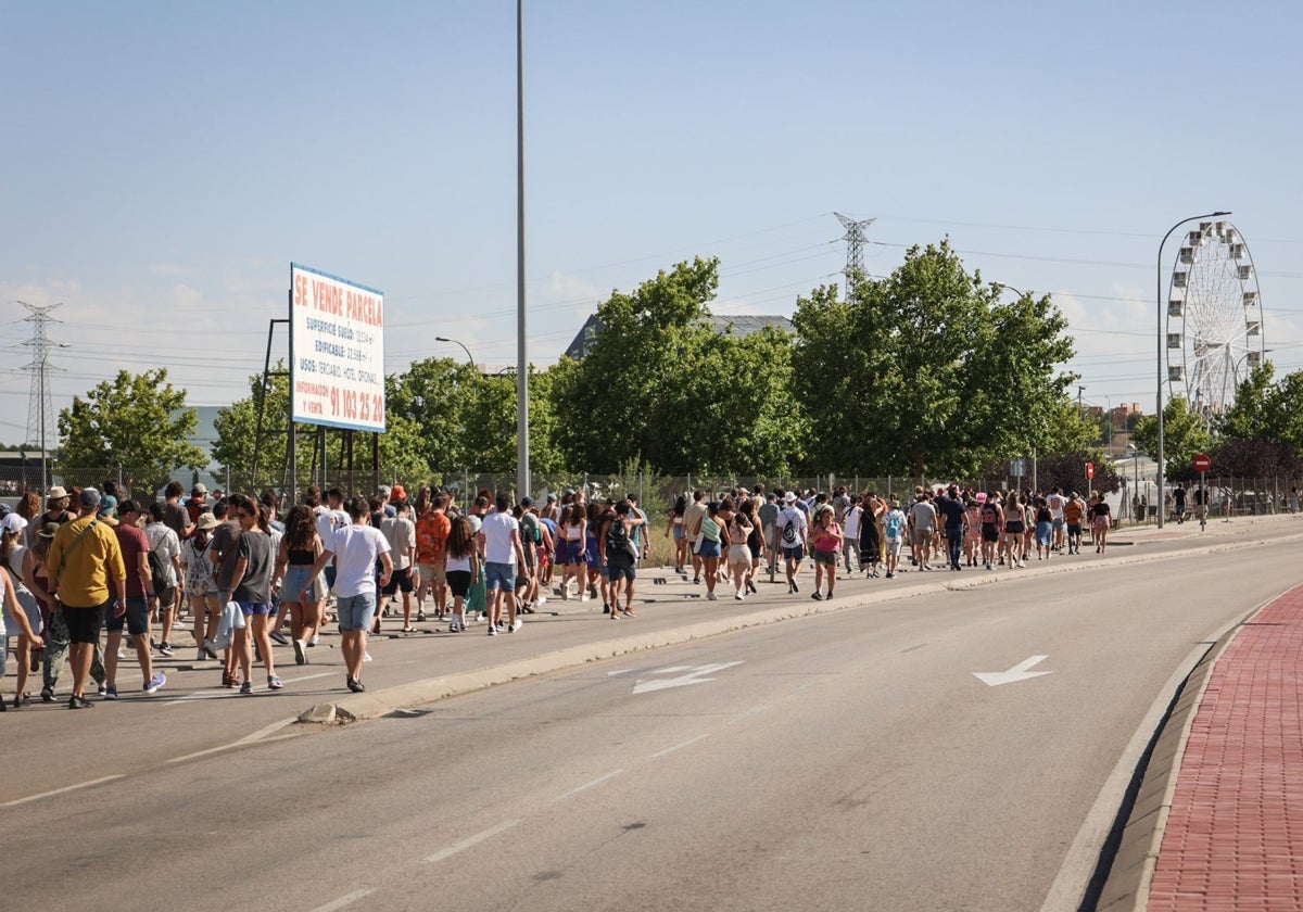 Asistentes al Mad Cool se dirigen al festival, en su primer edición en Villaverde, en 2023