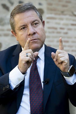 Emiliano García-Page, en un momento de la entrevista, en el Palacio de Fuensalida