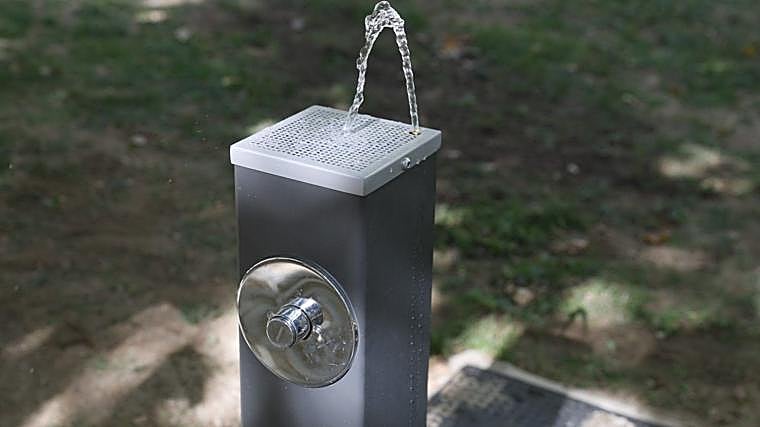 Fuente Estela Mixta Canina en Padre Claret, una de las que permite beber también a animales