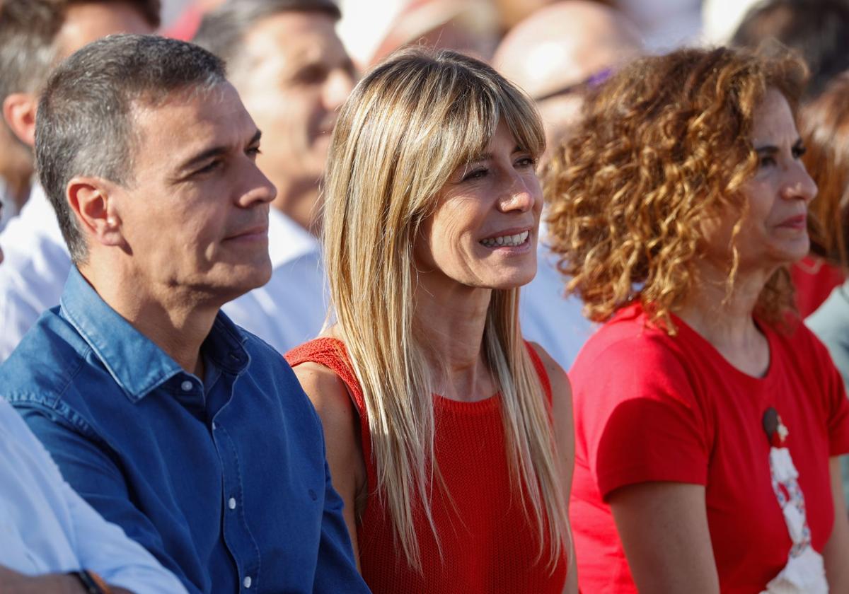 Pedro Sánchez, presidente del Gobierno, junto a su mujer Begoña Gómez