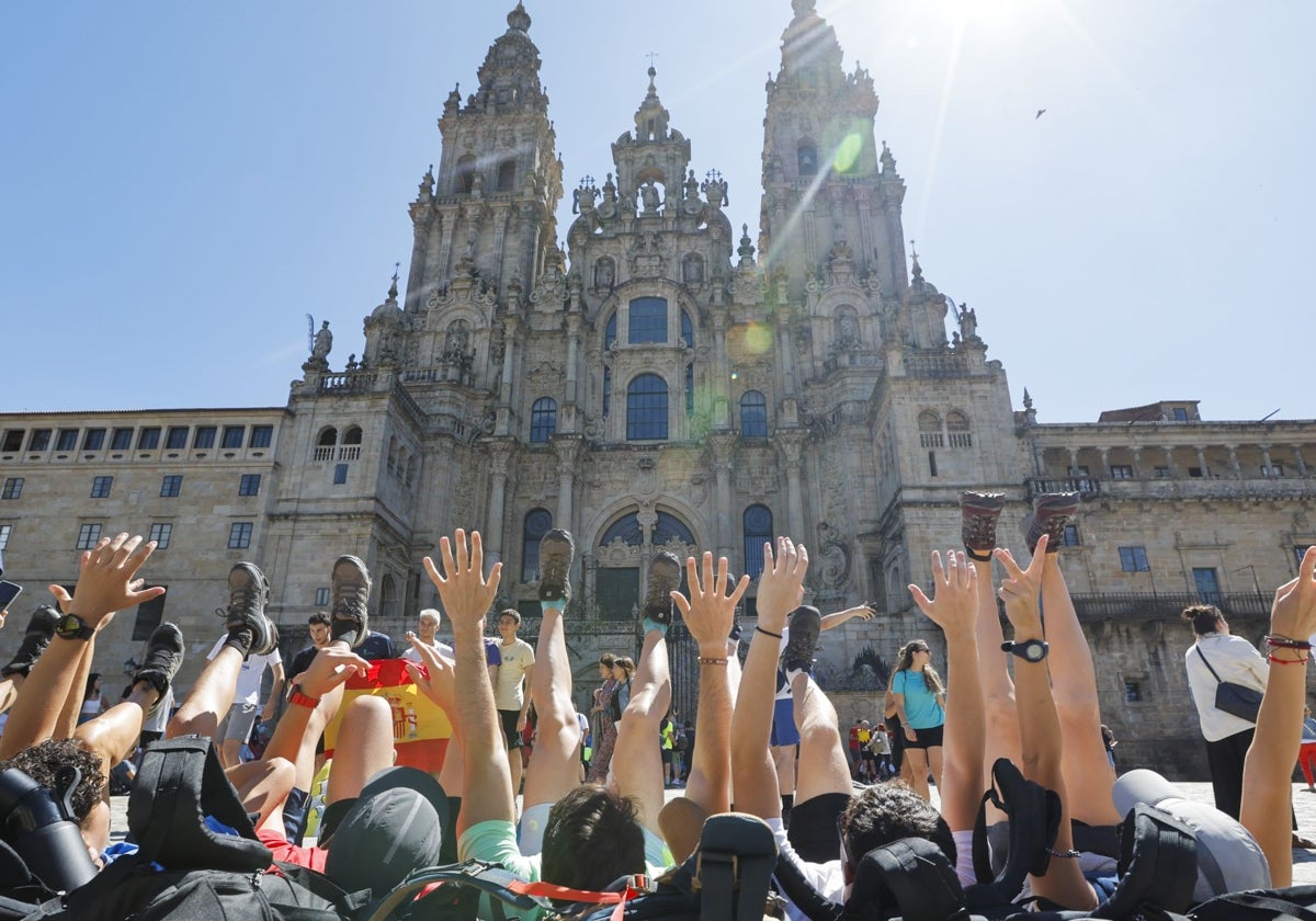 Peregrinos a su llegada a la plaza del Obradoiro