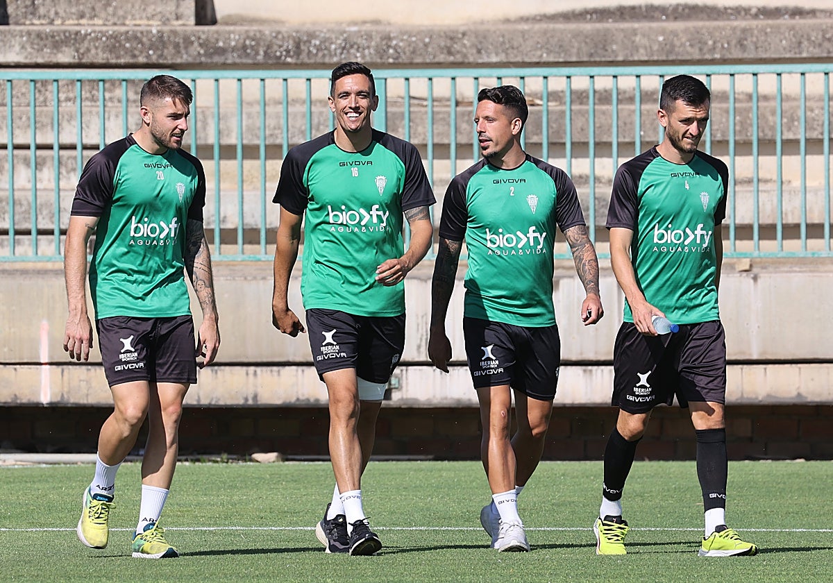 La plantilla del Córdoba entrena en la Ciudad Deportiva con Martínez sonriendo en el centro