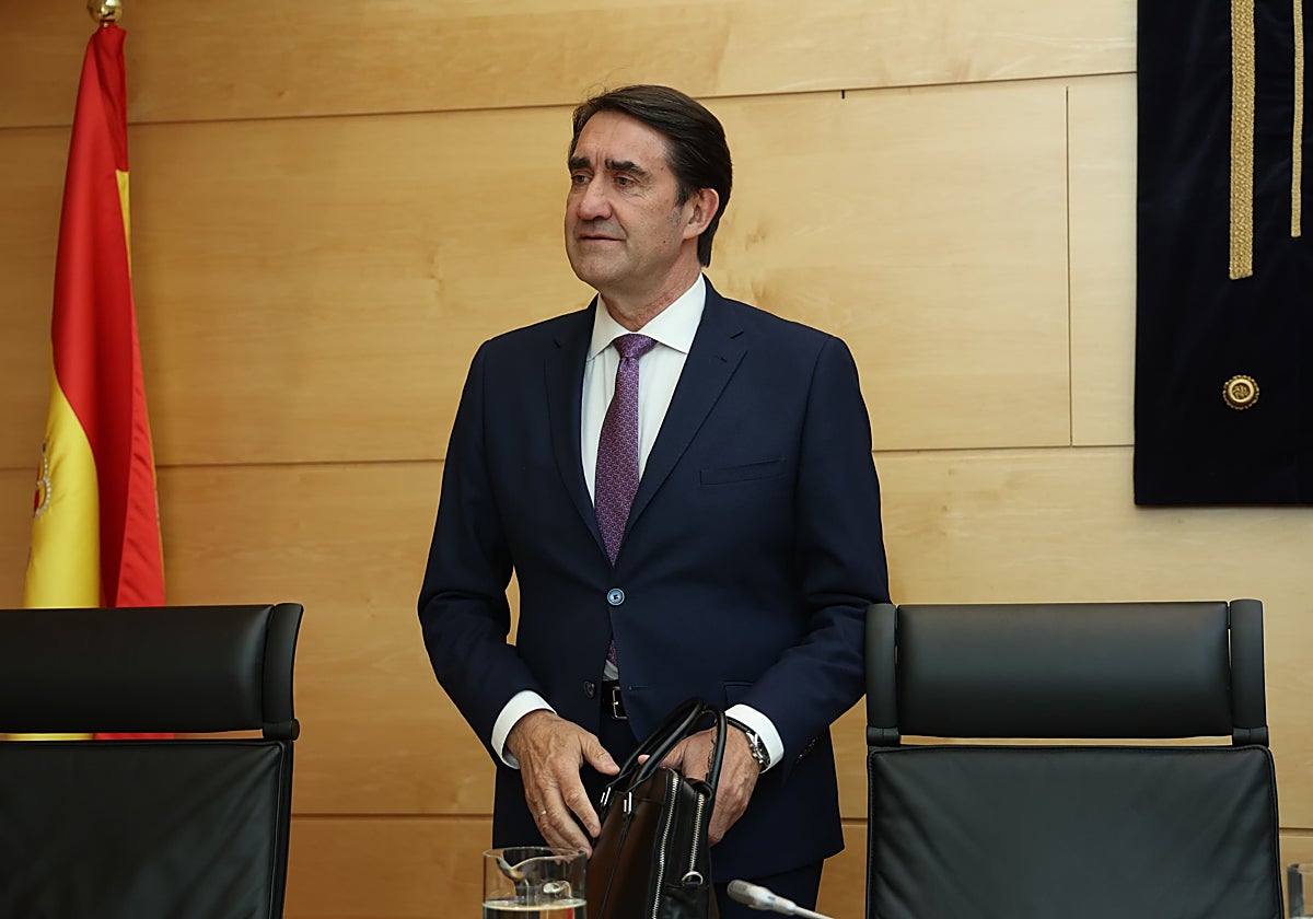 El consejero de Medio Ambiente, Vivienda y Ordenación del Territorio, Juan Carlos Suárez-Quiñones, antes de comparecer en las Cortes