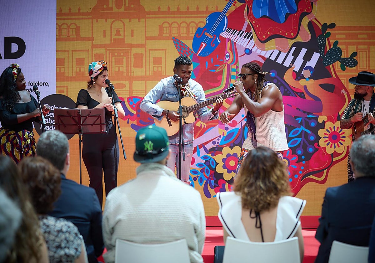 Yotuel actúa en la presentación del festival de la Hispanidad