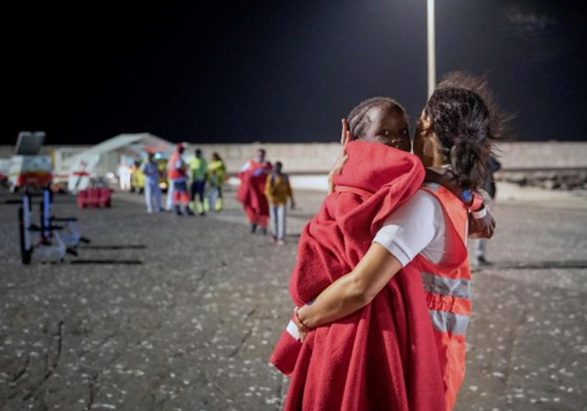 Cruz Roja atiende a un niño rescatado de un cayuco en el puerto de Granadilla (Tenerife)