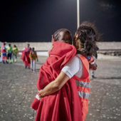 Con educadores y en vuelos comerciales, así es el traslado de los menores migrantes desde Canarias