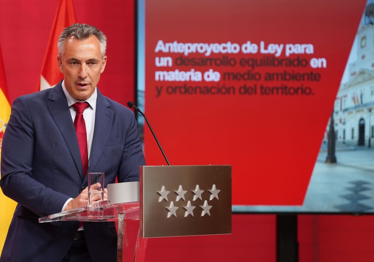 El consejero de Medio Ambiente, Carlos Novillo, explicando las novedades de la norma