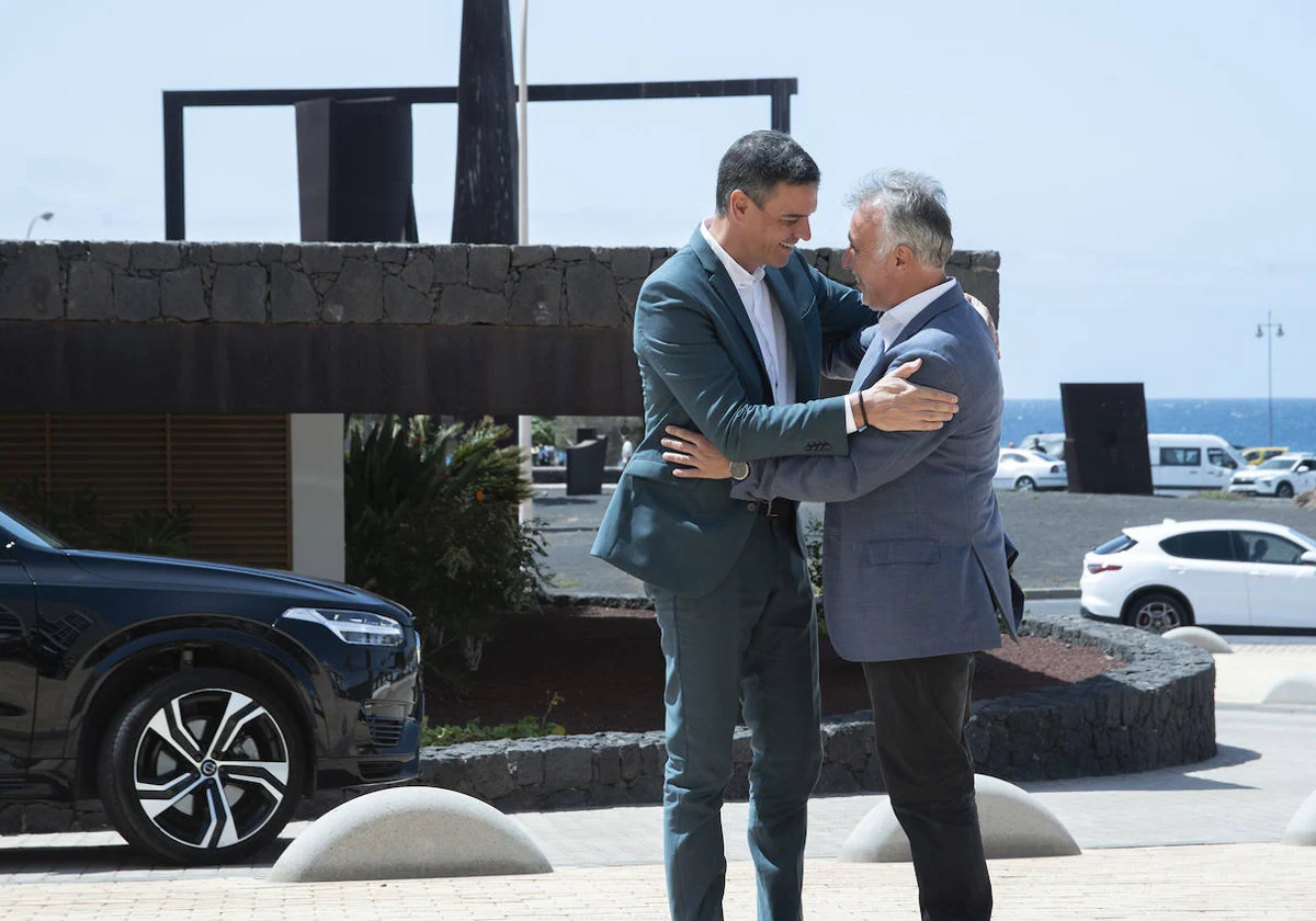 El presidente del Gobierno, Pedro Sánchez, junto al ministro de Política Territorial, Ángel Víctor Torres