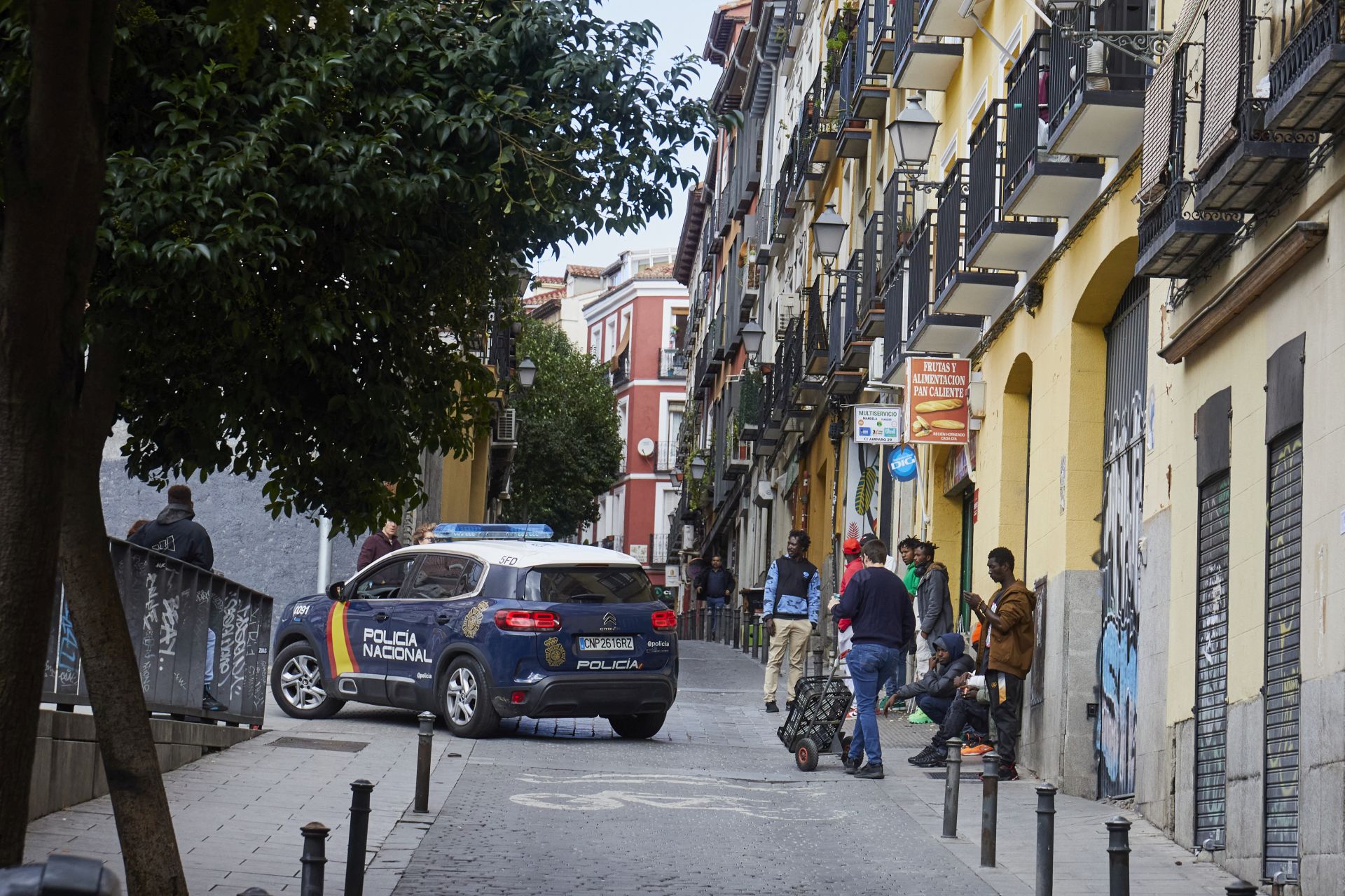 Un coche de la Policía Nacional patrullando por el barrio de Lavapiés en una imagen de archivo