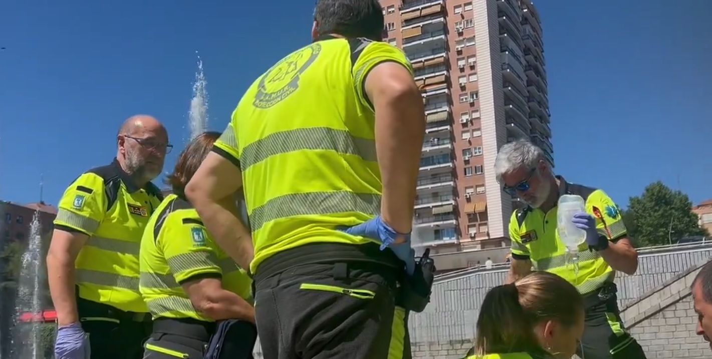 Sanitarios atienden al hombgre herido.