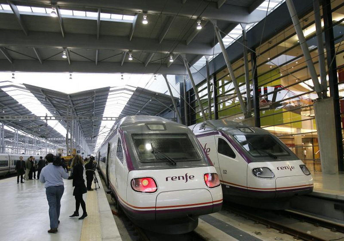 Dos de los trenes de Renfe, en la estación de Córdoba, en una imagen de archivo