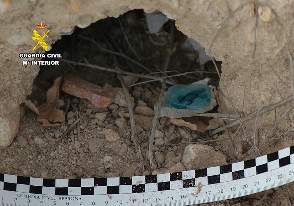 Imagen de una de las dosis de veneno arrojada en una finca agrícola de Alicante