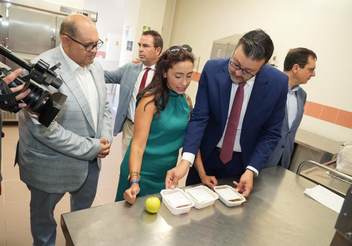 El consejero durante una visita al comedor escolar de Villaluenga de la Sagra (Toledo)