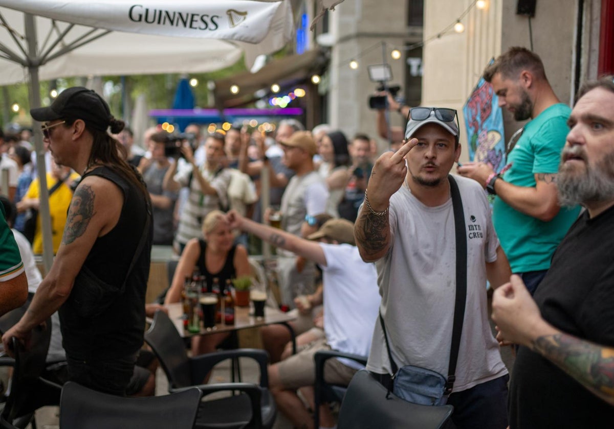 Varias personas durante una manifestación contra el turismo masificado, a 6 de julio de 2024, en Barcelona