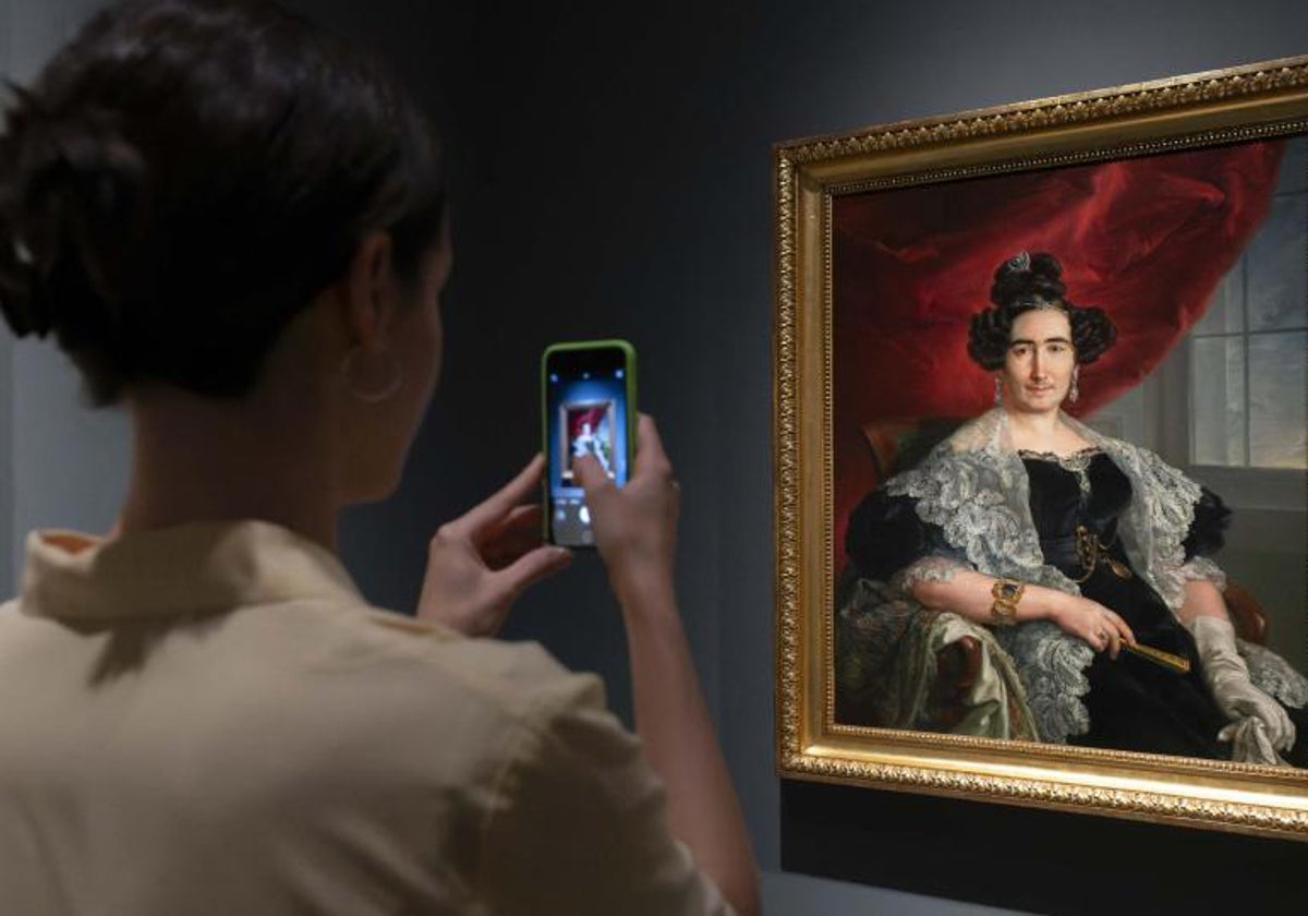 Visitante en la exposición XIX. El Siglo del Retrato. Colecciones del Museo del Prado. De la Ilustración a la modernidad