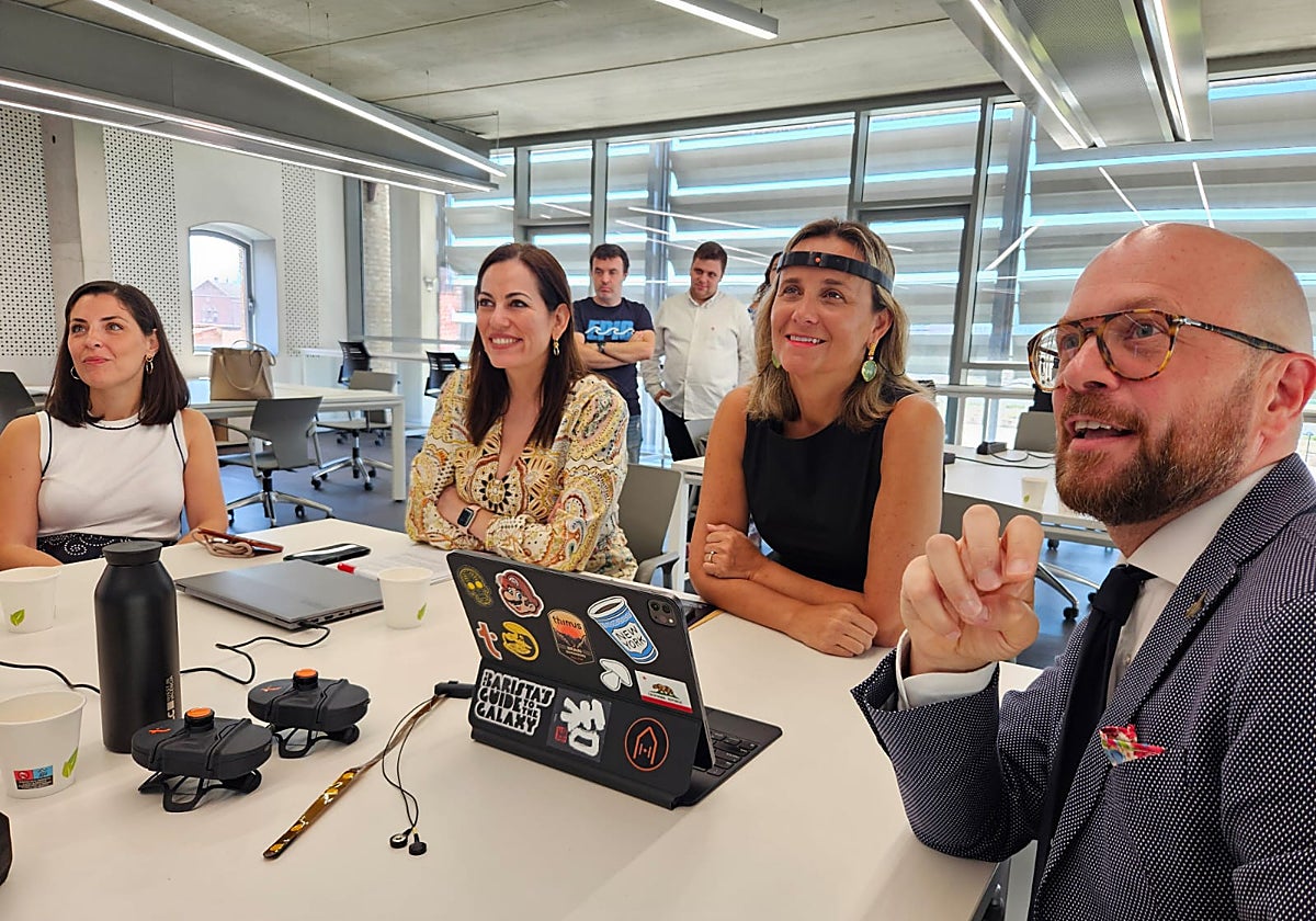 La concejala Paula Llobet conoce el proyecto de la empresa emergente Thimus en La Harinera