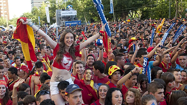 Aficionados vieron un partido de la Eurocopa, en 2012, frente a la pantalla del Santiago Bernabéu
