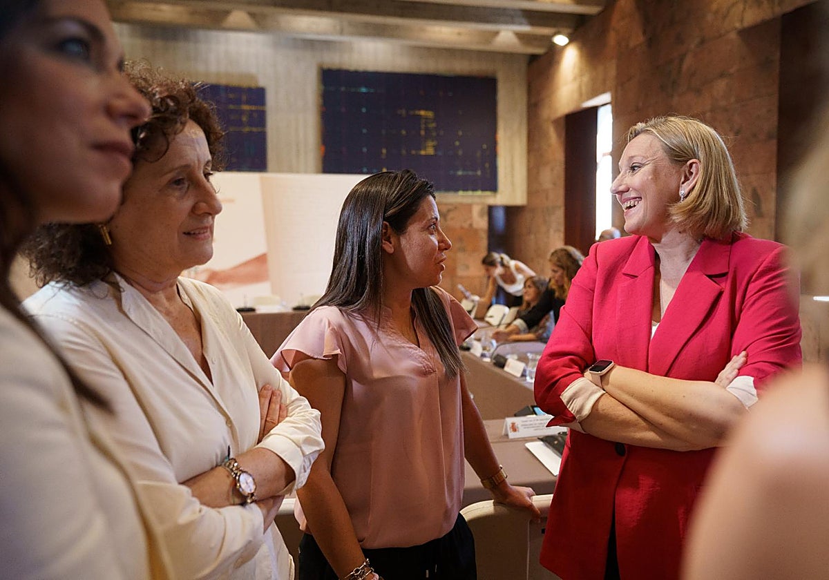 La consejera de Familia e Igualdad de Oportunidades, Isabel Blanco, conversa con consejeros de otras autonomías ante de la celebración de la Conferencia Sectorial de Infancia en Tenerife