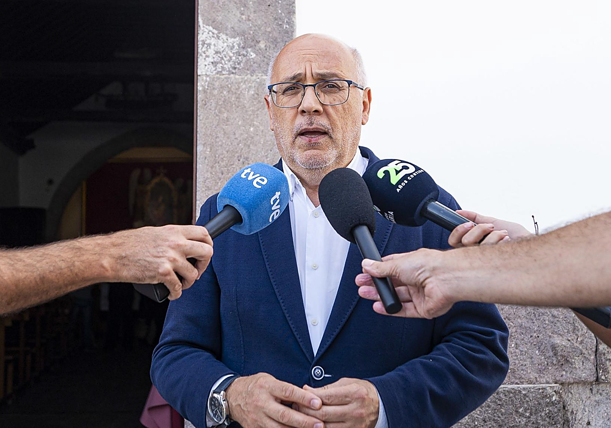 El presidente del Cabildo de Gran Canaria, Antonio Morales, atendiendo a los medios