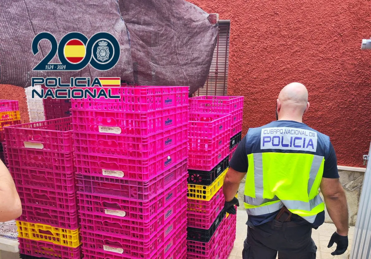 Imagen de un agente de la Policía Nacional con material intervenido a un repartidor de productos cárnicos de Alicante