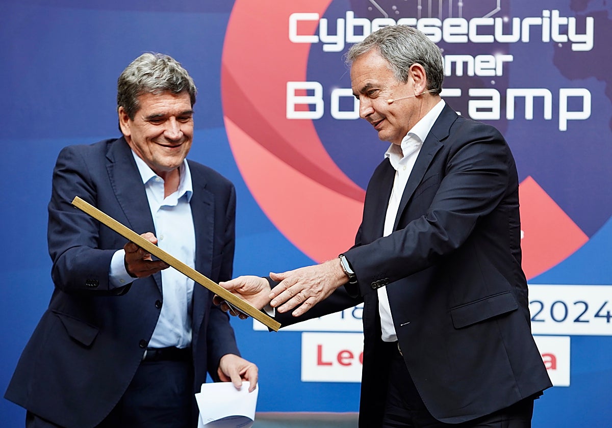 El expresidente del Gobierno José Luis Rodríguez Zapatero junto al ministro de Transformación Digital y Función Pública, José Luis Escrivá, en el Incibe de León