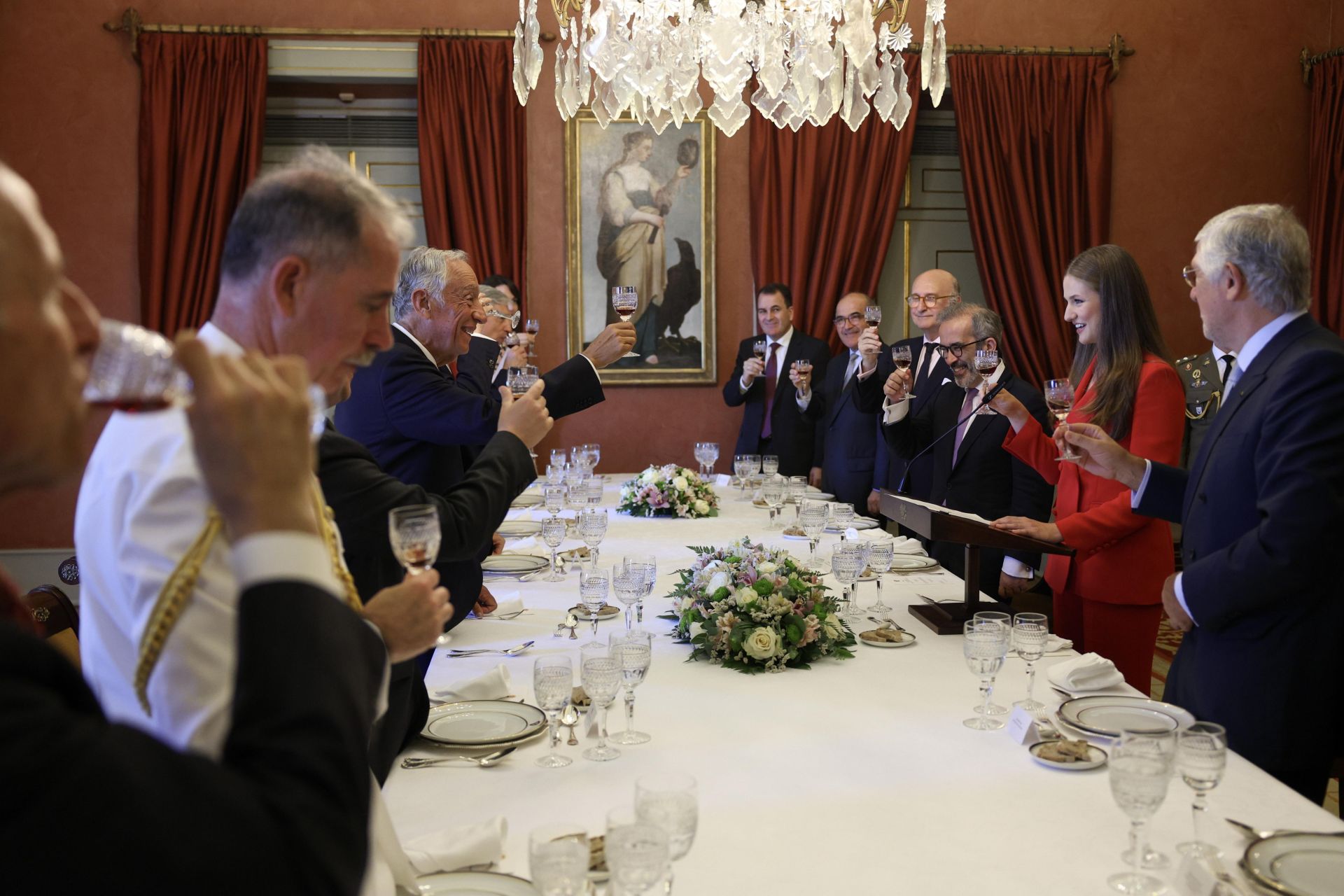 La Princesa Leonor acompañada por el Presidente de Portugal Marcelo Rebelo de Sousa e invitados brindan tras pronunciar un discurso durante el almuerzo