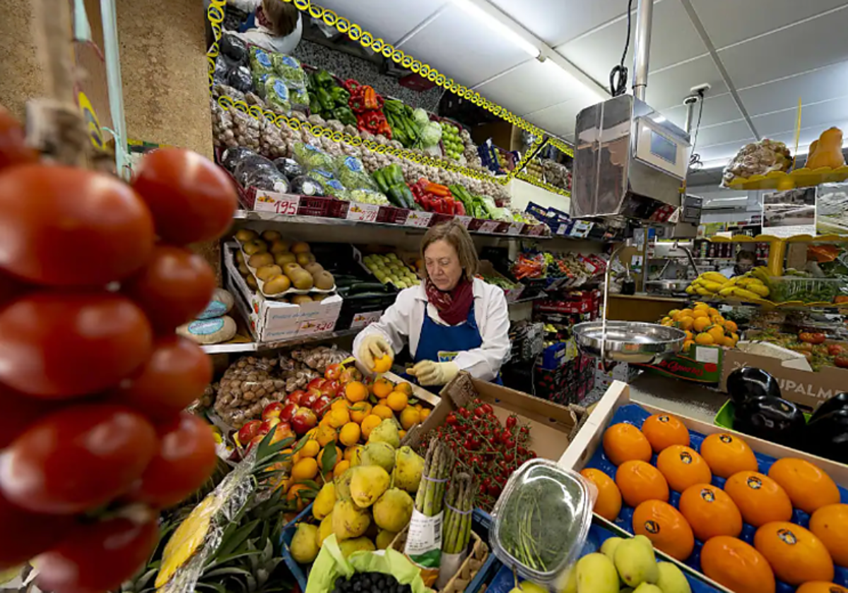Vista de una frutería del centro de Teruel