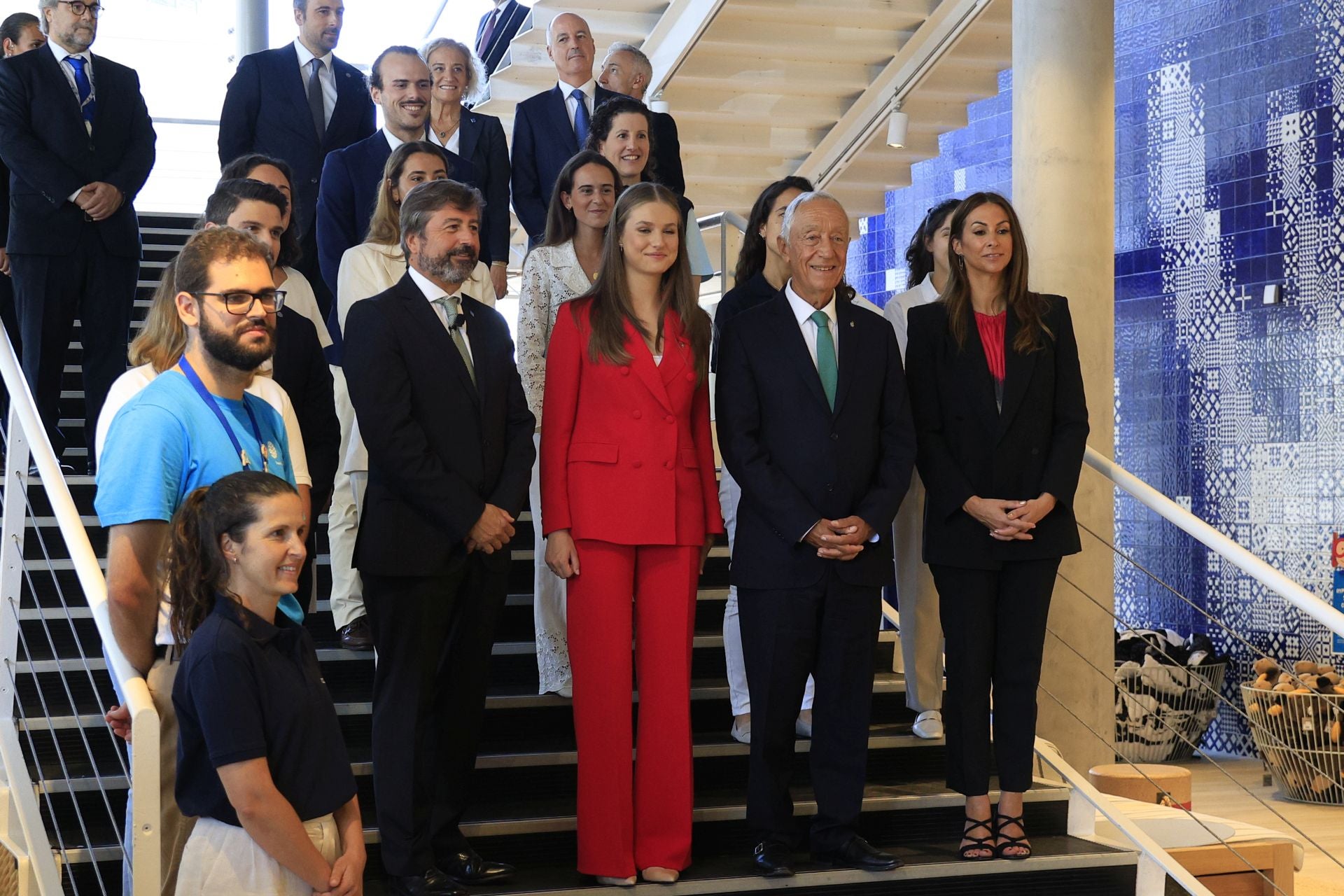 La Princesa Leonor y el presidente de la República Portuguesa, Marcelo Rebelo de Sousa, junto a otras autoridades, durante su visita al Oceanario de Lisboa.