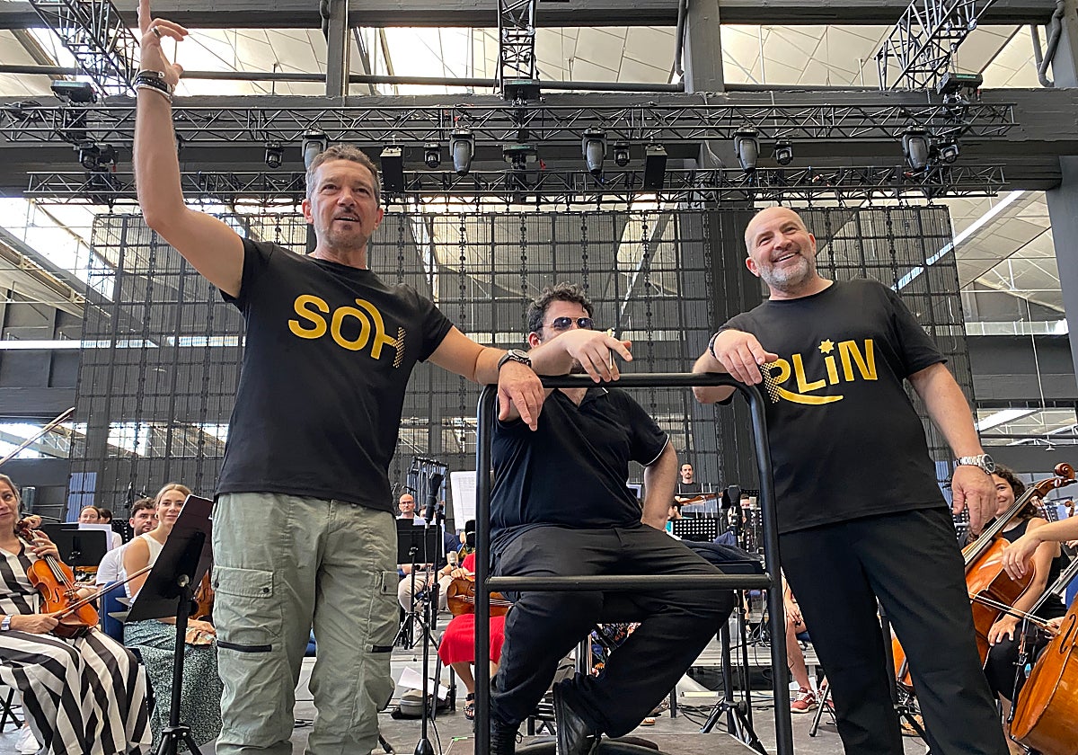 Antonio Banderas, junto al director de la Sinfónica Pop del Soho, Arturo Díez Boscovich, y Domingo Sánchez, de Merlín Producciones