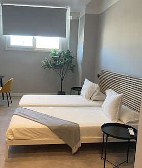 Imagen secundaria 2 - Recepción, aulas y una de las habitaciones en las que se podrán alojar estudiantes, profesores o invitados que acudan al centro