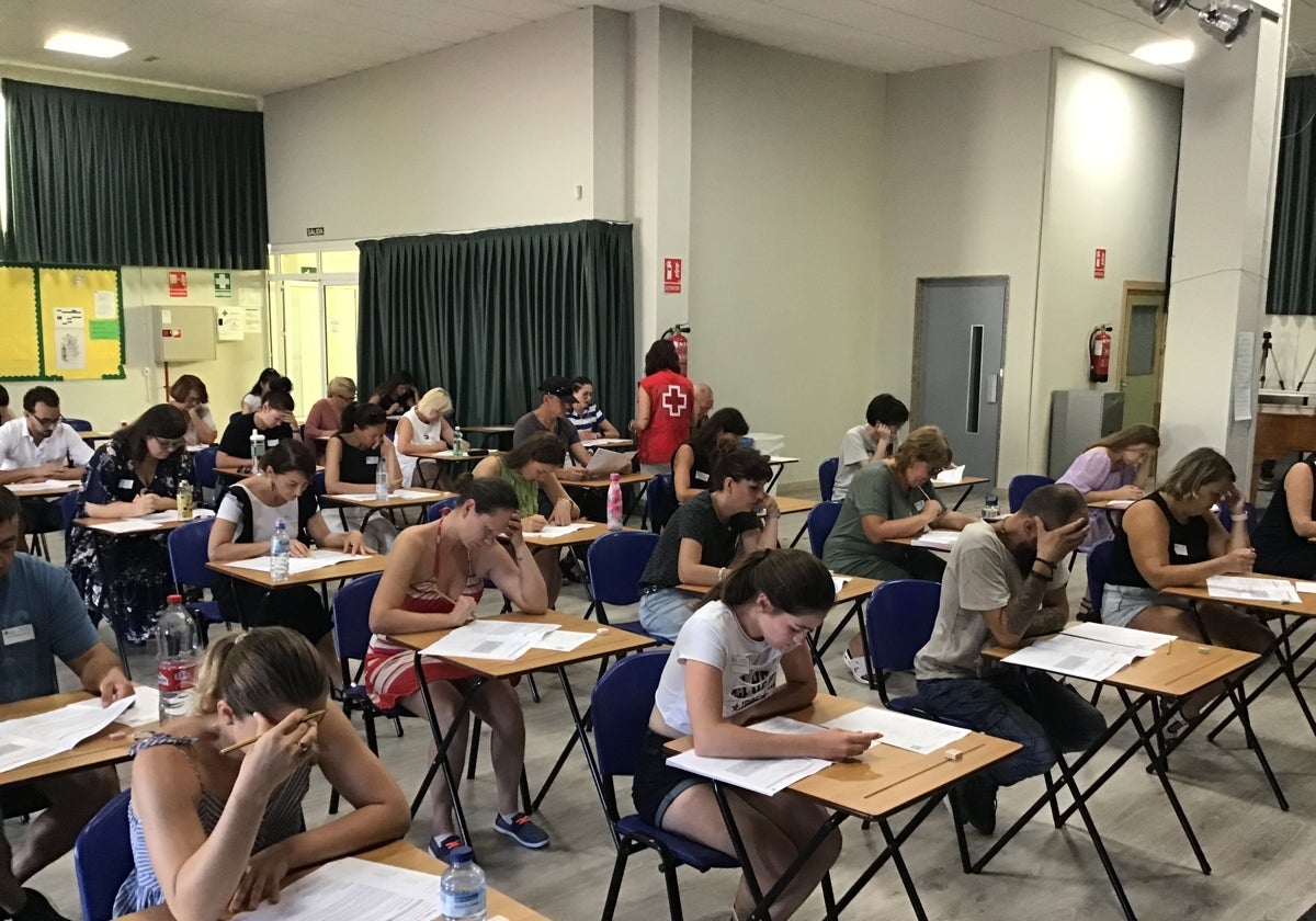 Alumnos realizan el examen de certificación DELE en el colegio ELIS Villamartín