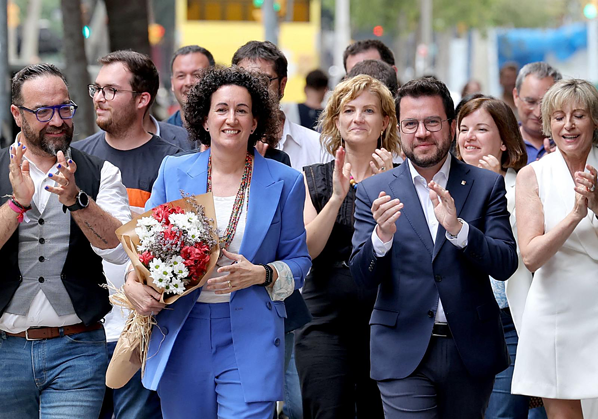 Marta Rovira, acompañada de la dirección de ERC, incluido el presidente en funciones de la Generalitat de Cataluña, Pere Aragonès, a su llegada a la sede del partido este mediodía en Barcelona