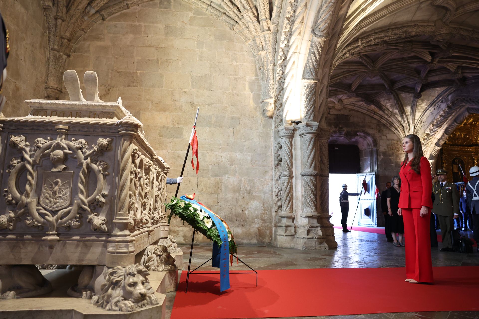 La princesa Leonor de Borbón tras depositar una ofrenda floral ante la tumba de Luis de Camões durante su visita al Monasterio de los Jerónimos de Lisboa.