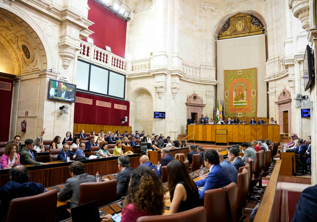 Imagen de una de las votaciones en el Parlamento andaluz, al final de la sesión de este jueves